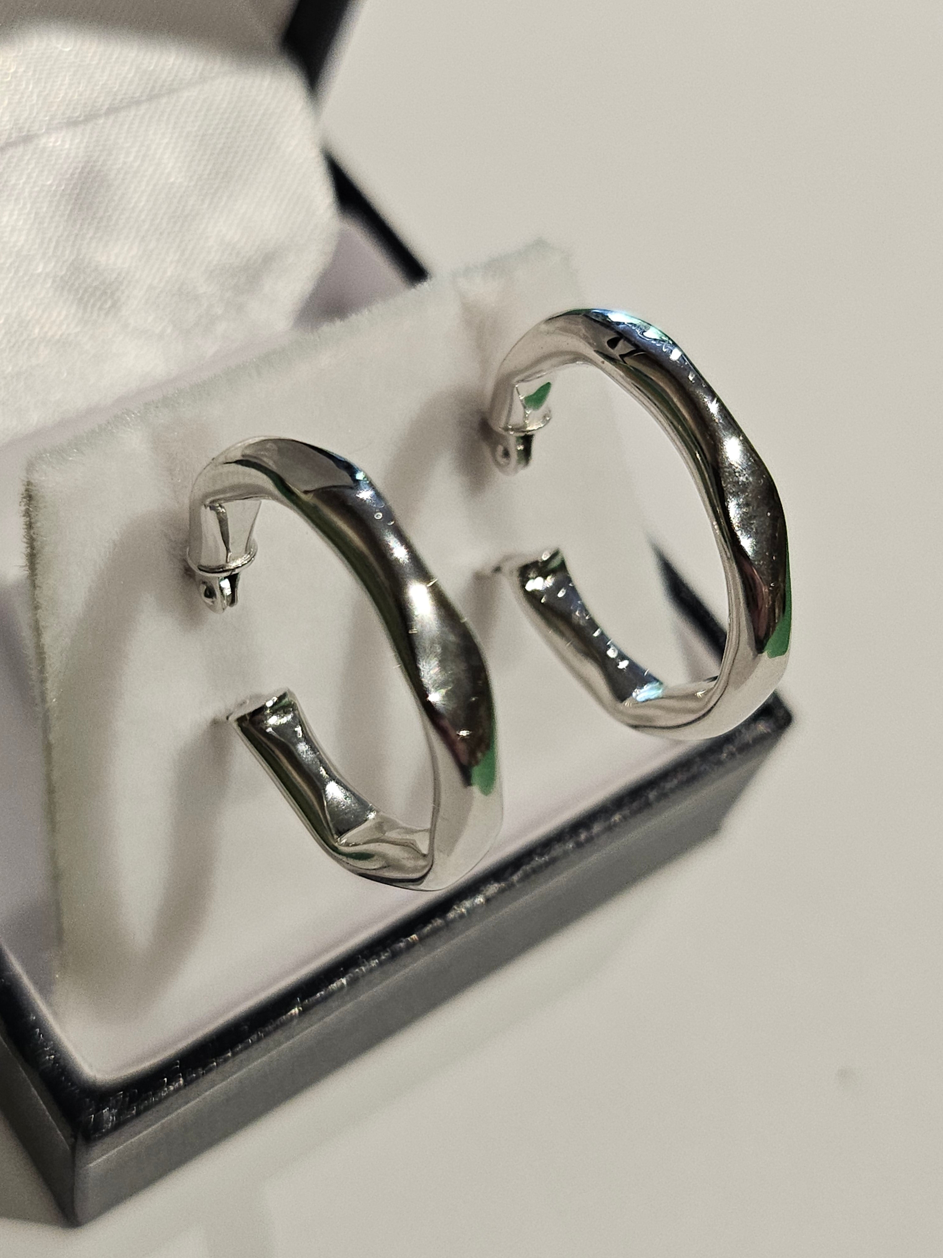 Hoop Earrings - 20mm - White Gold 10Kt - $368