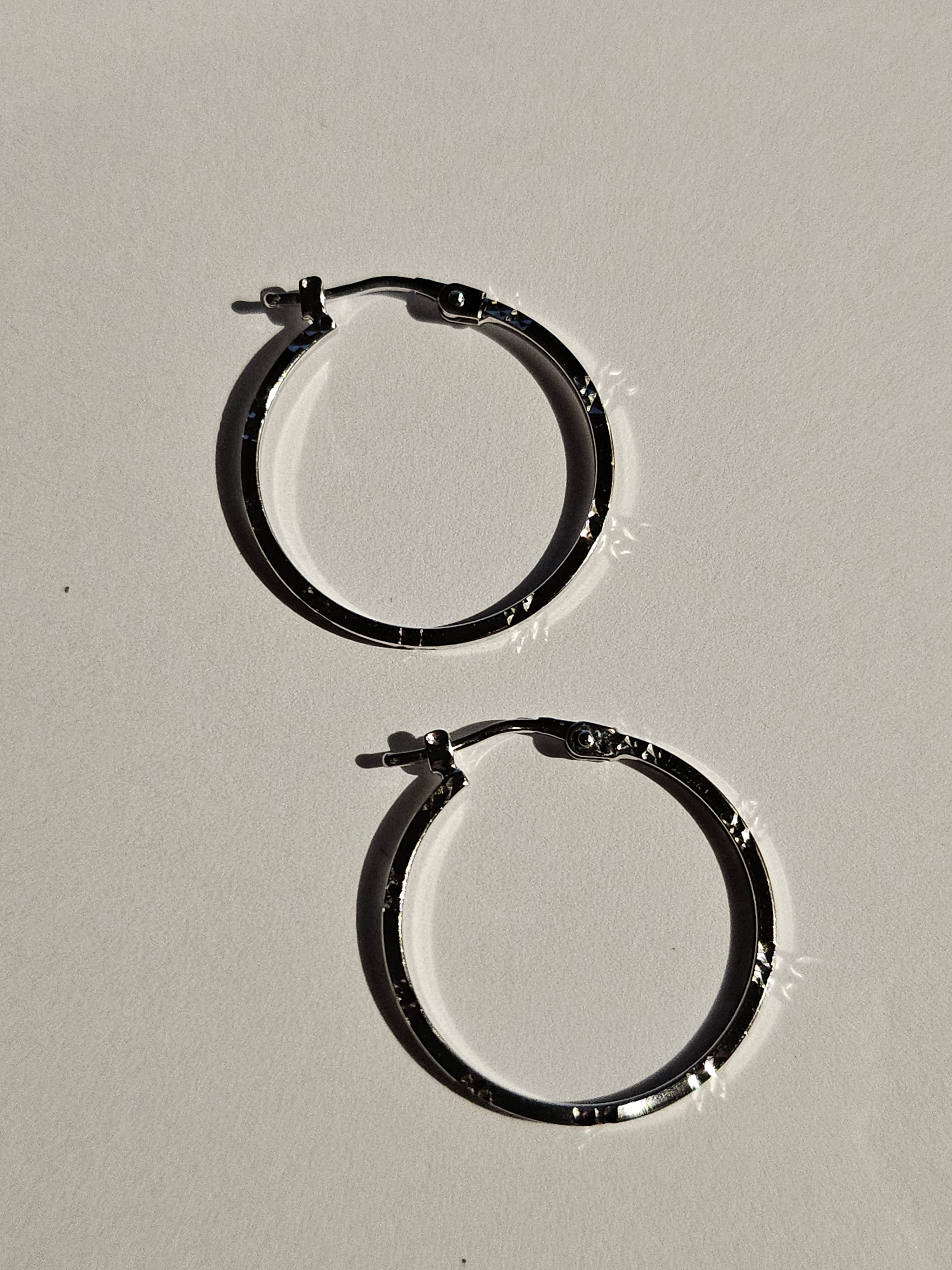 Hoop Earrings - 22mm - White Gold 10Kt - $299