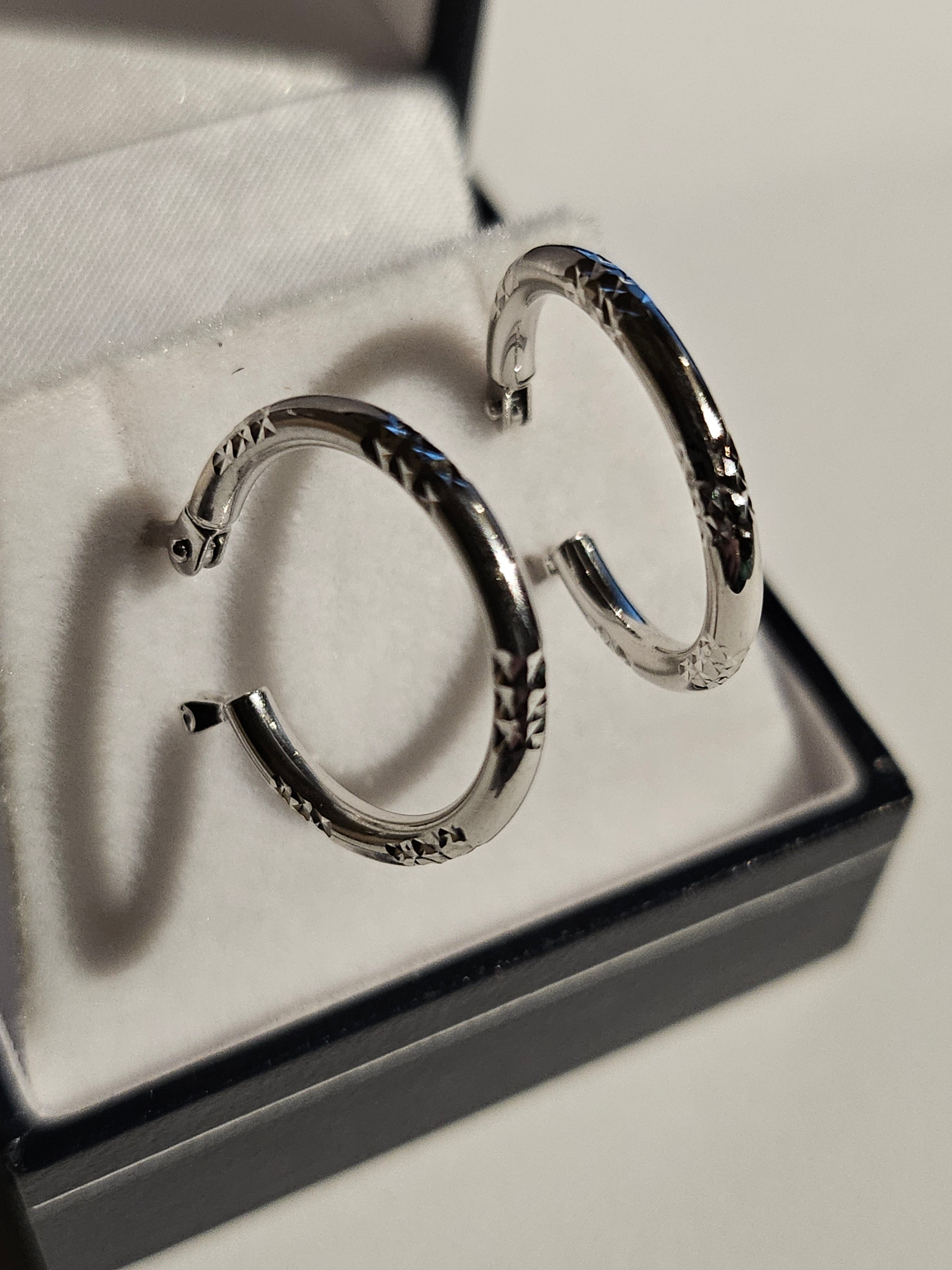 Hoop Earrings - 19mm - White Gold 10Kt - $299