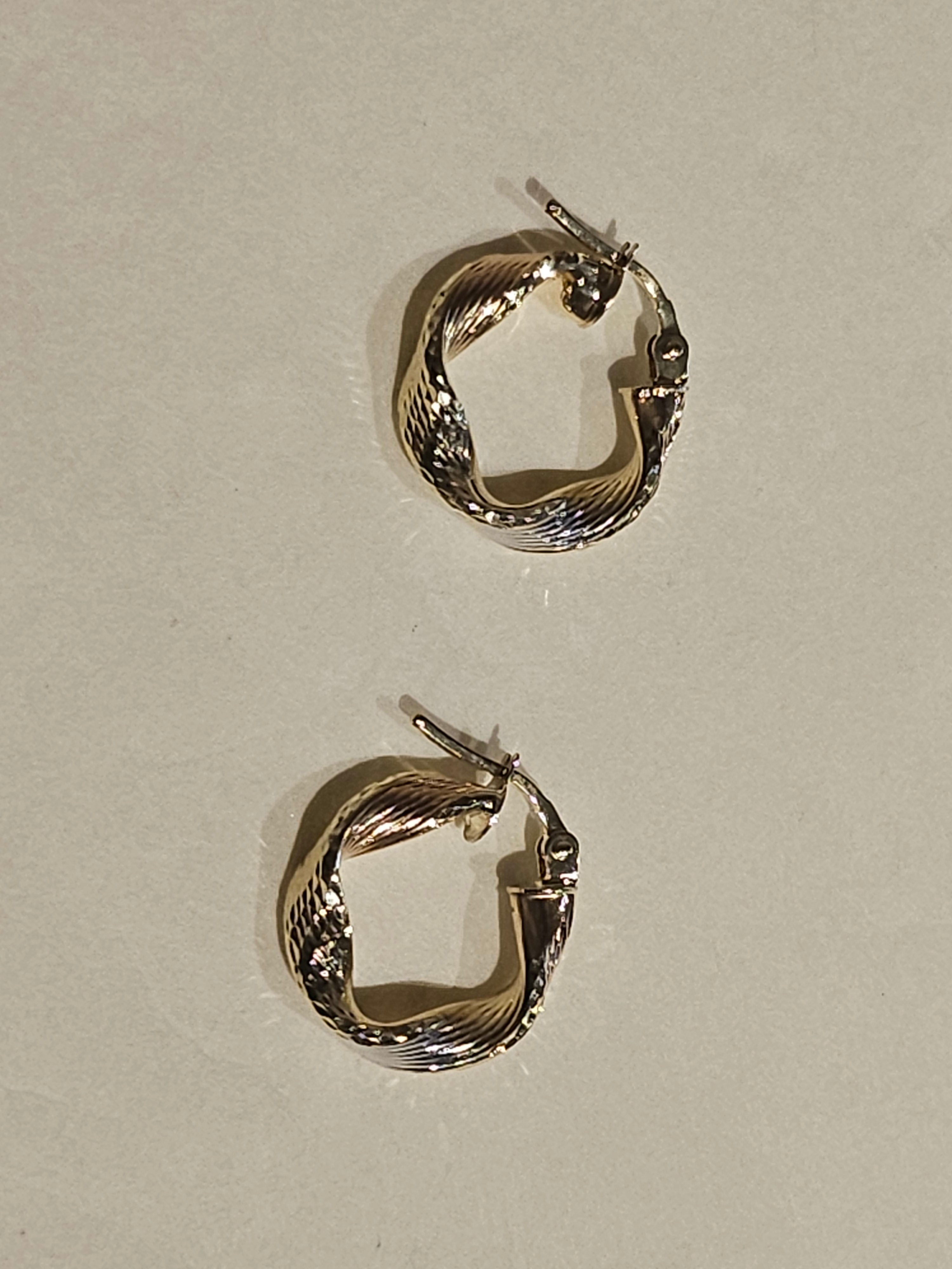 Hoop Earrings - 17mm - Yellow Gold 10Kt - Fancy - $266
