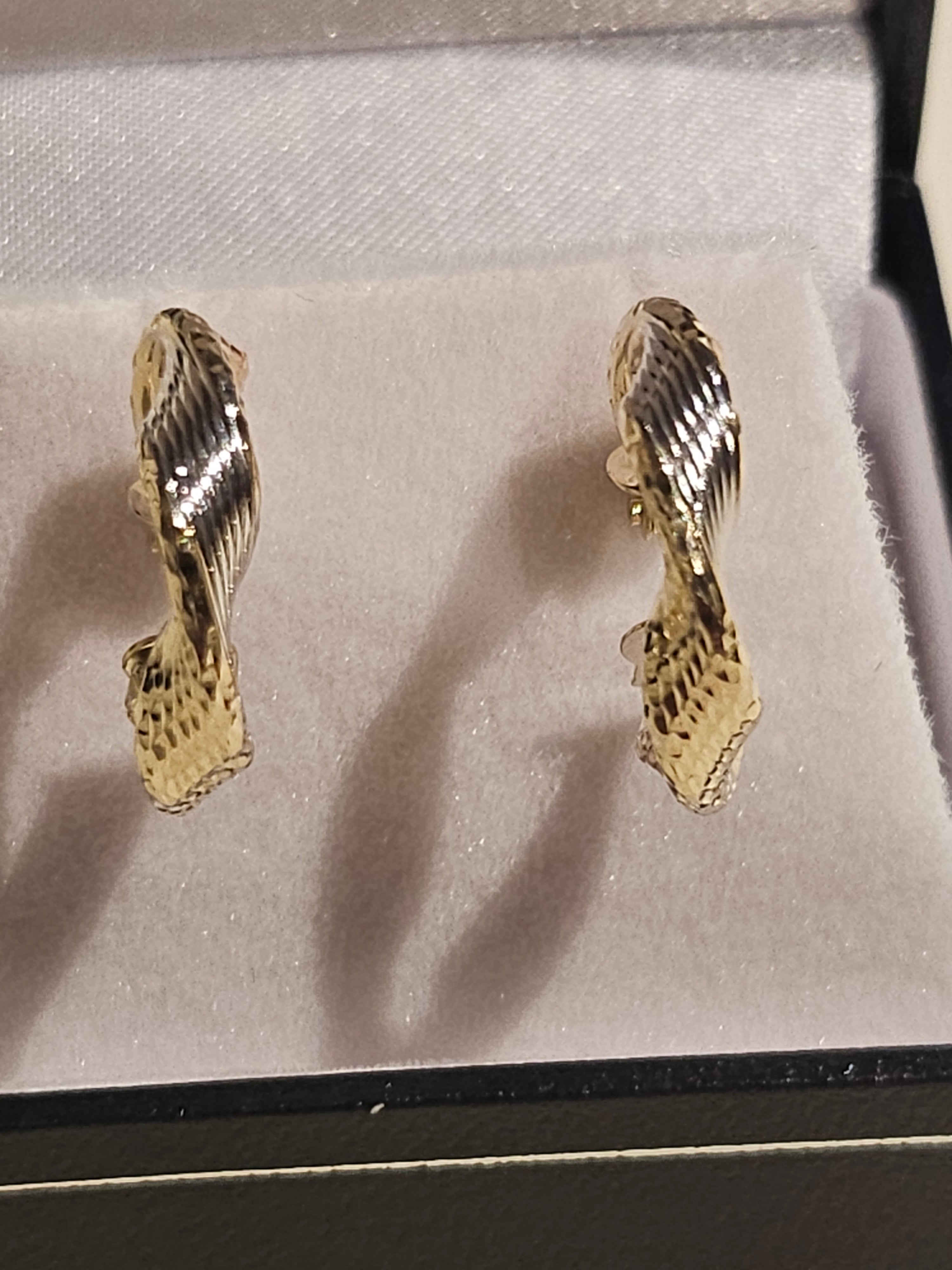 Hoop Earrings - 17mm - Yellow Gold 10Kt - Fancy - $266