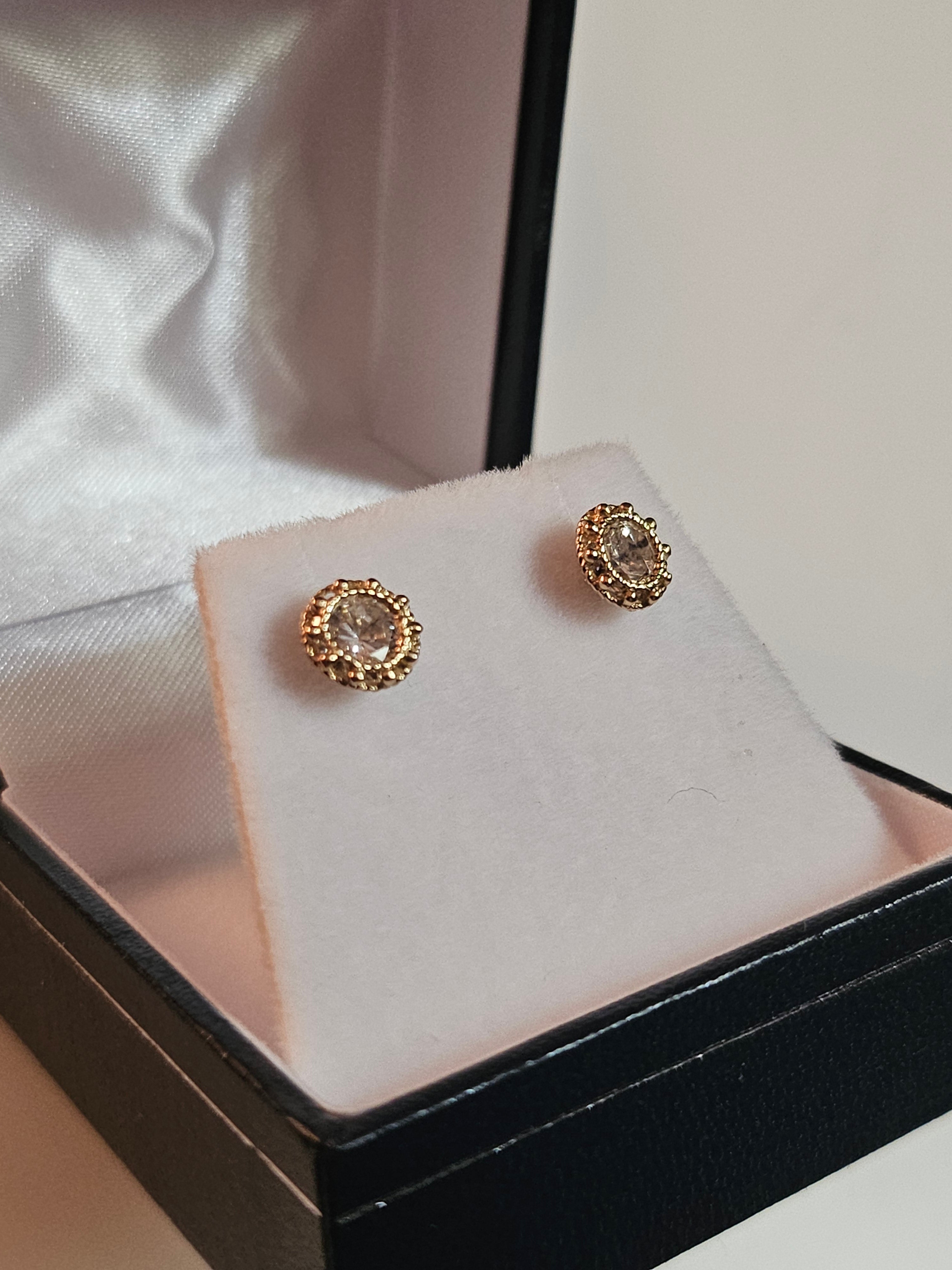Stud Earrings - Yellow Gold 10Kt - Solitaire - $218