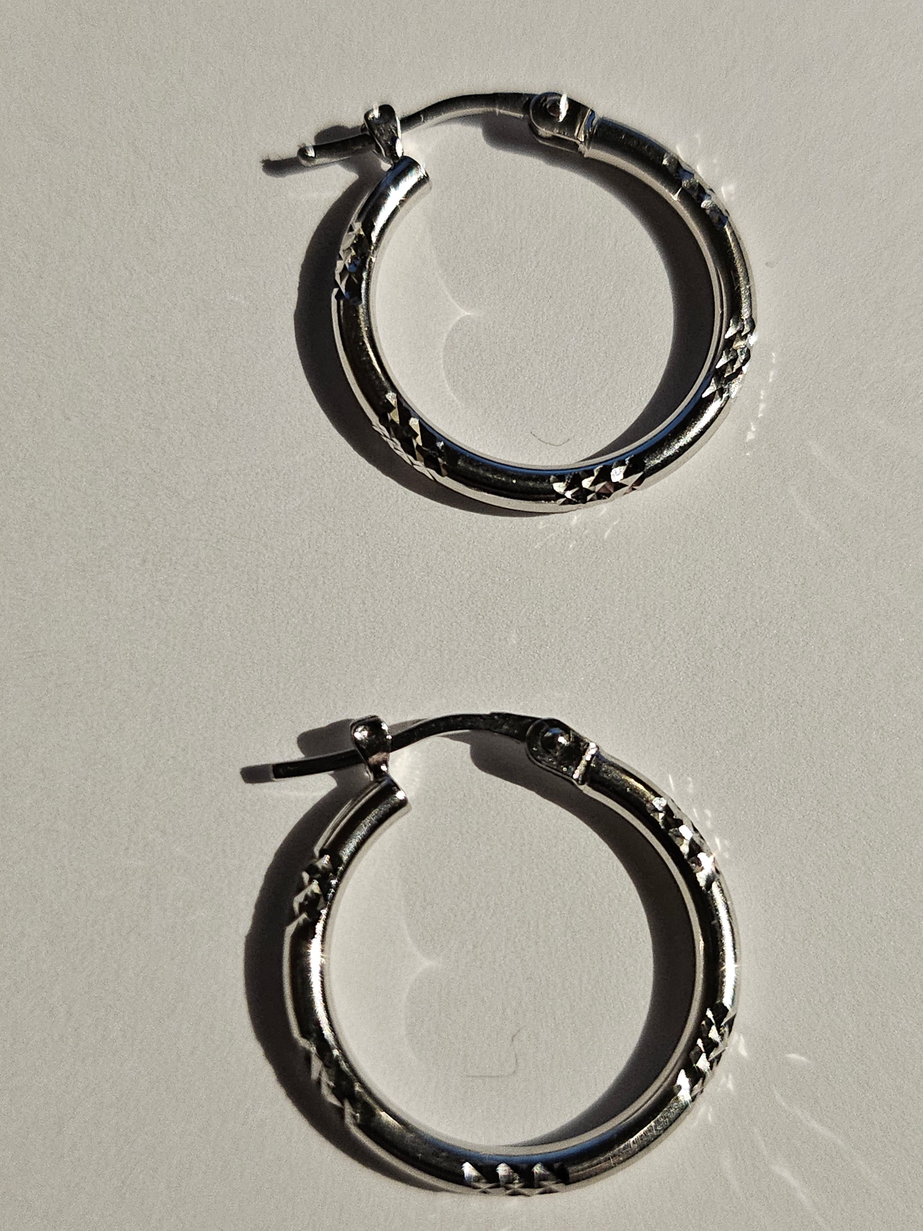 Hoop Earrings - 19mm - White Gold 10Kt - $299