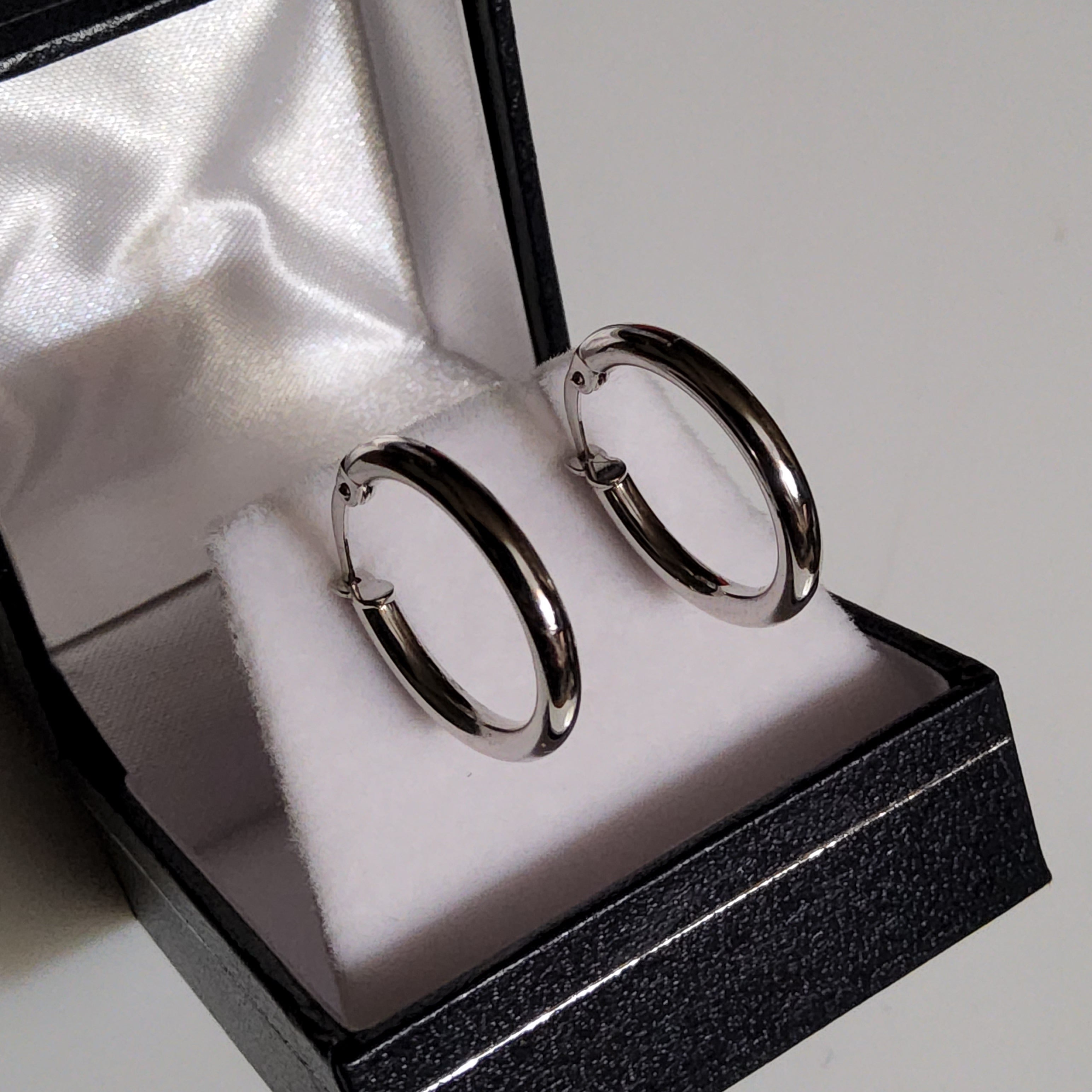 Hoop Earrings - 19mm - White Gold 10Kt - $314