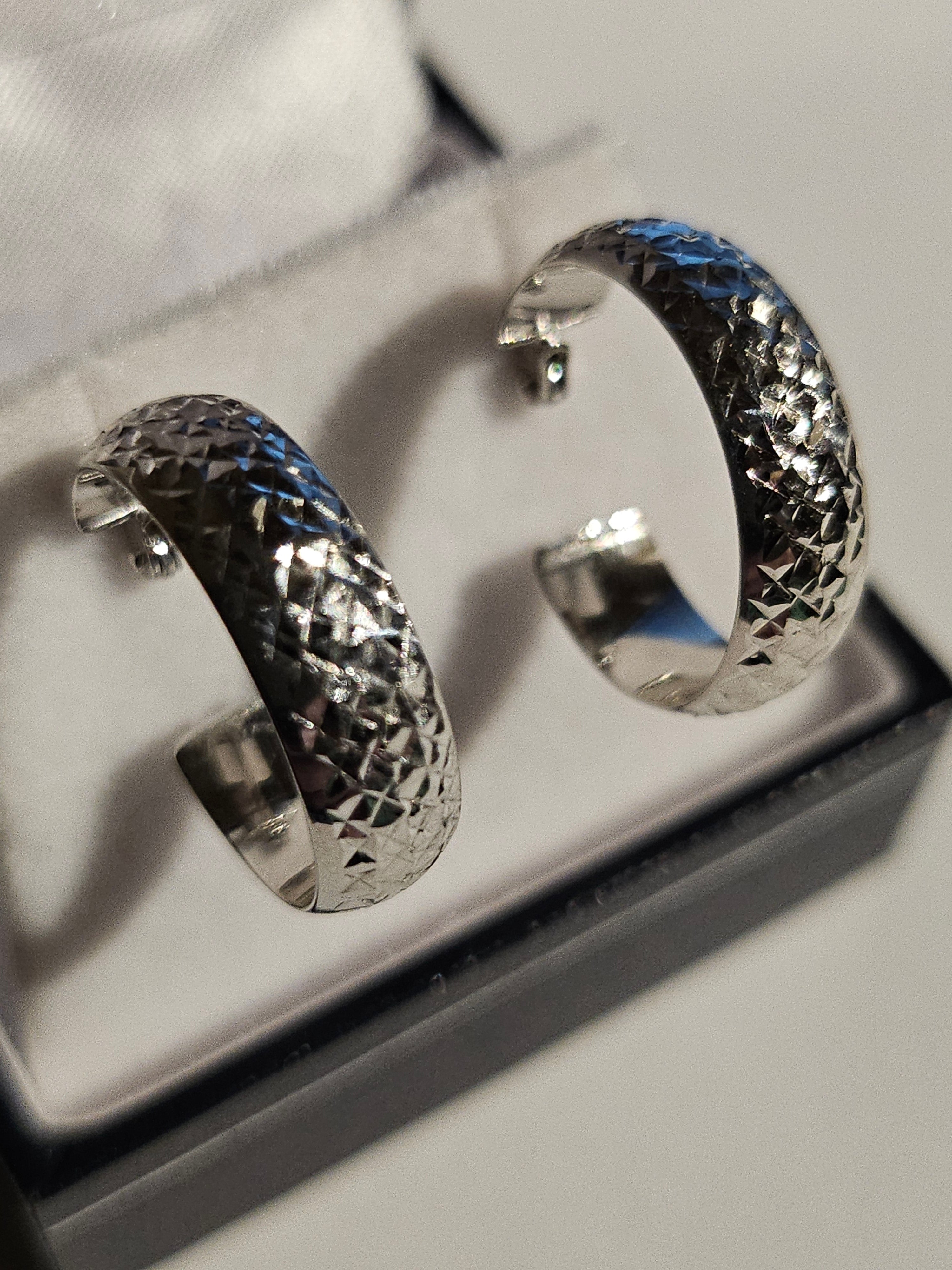 Hoop Earrings - 18mm - White Gold 10Kt - $345