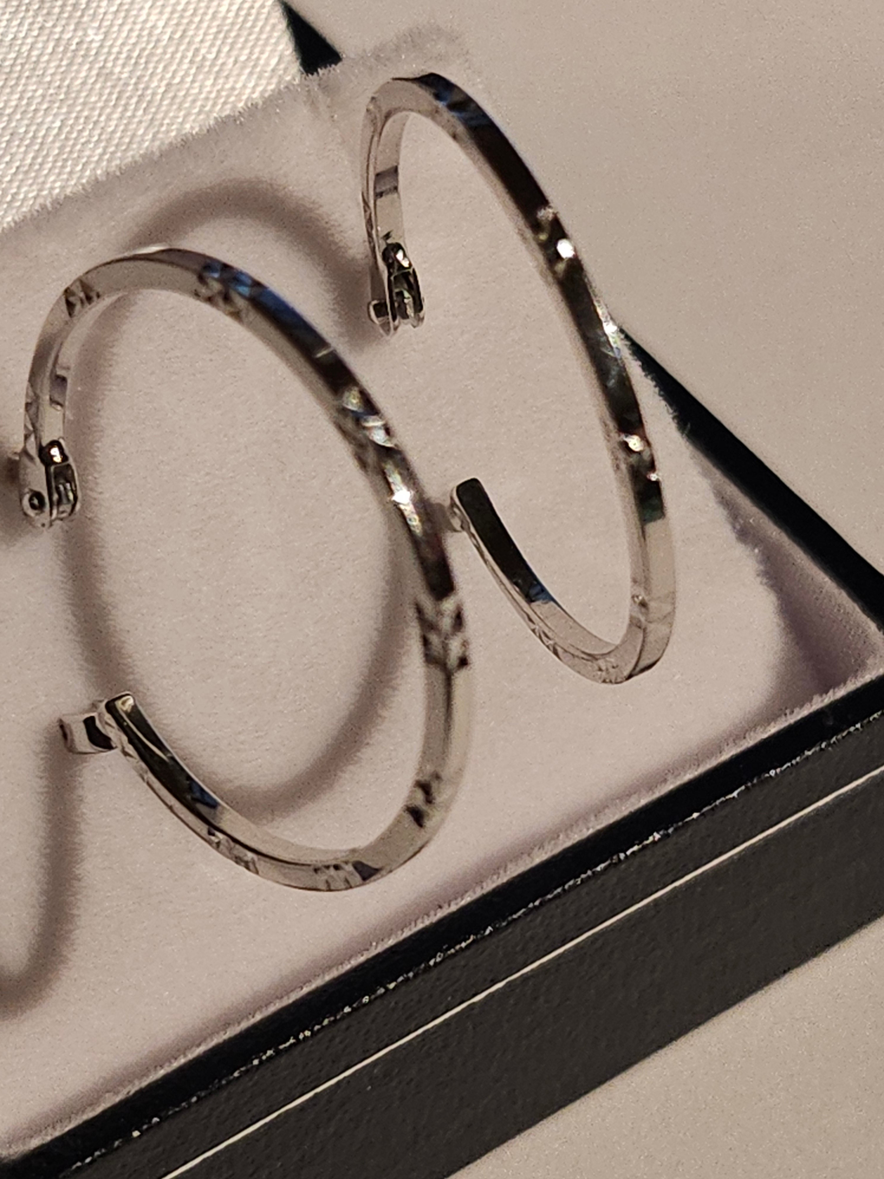 Hoop Earrings - 22mm - White Gold 10Kt - $299