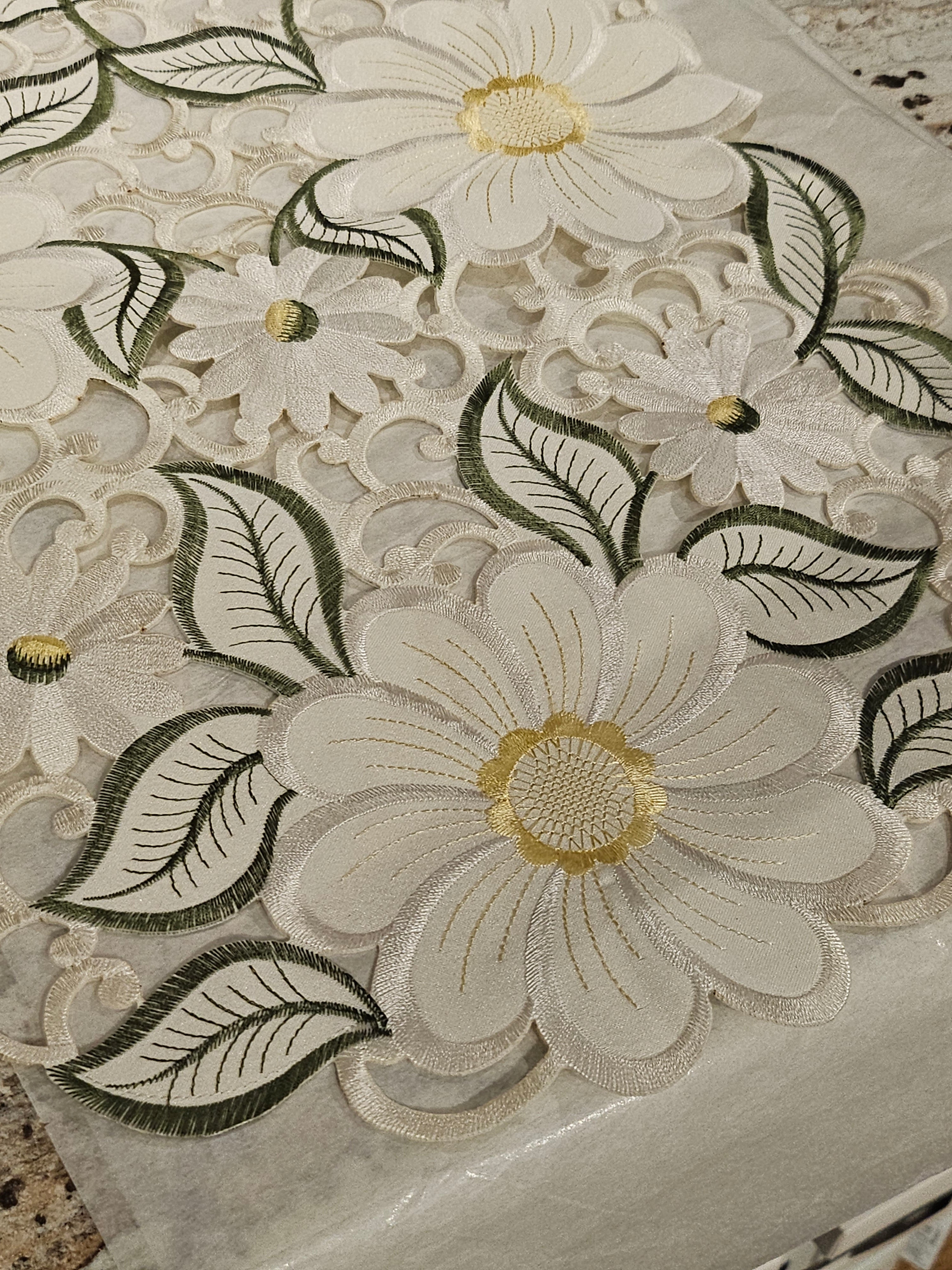 Table Linen - New Daisy - Assorted Sizes - 997