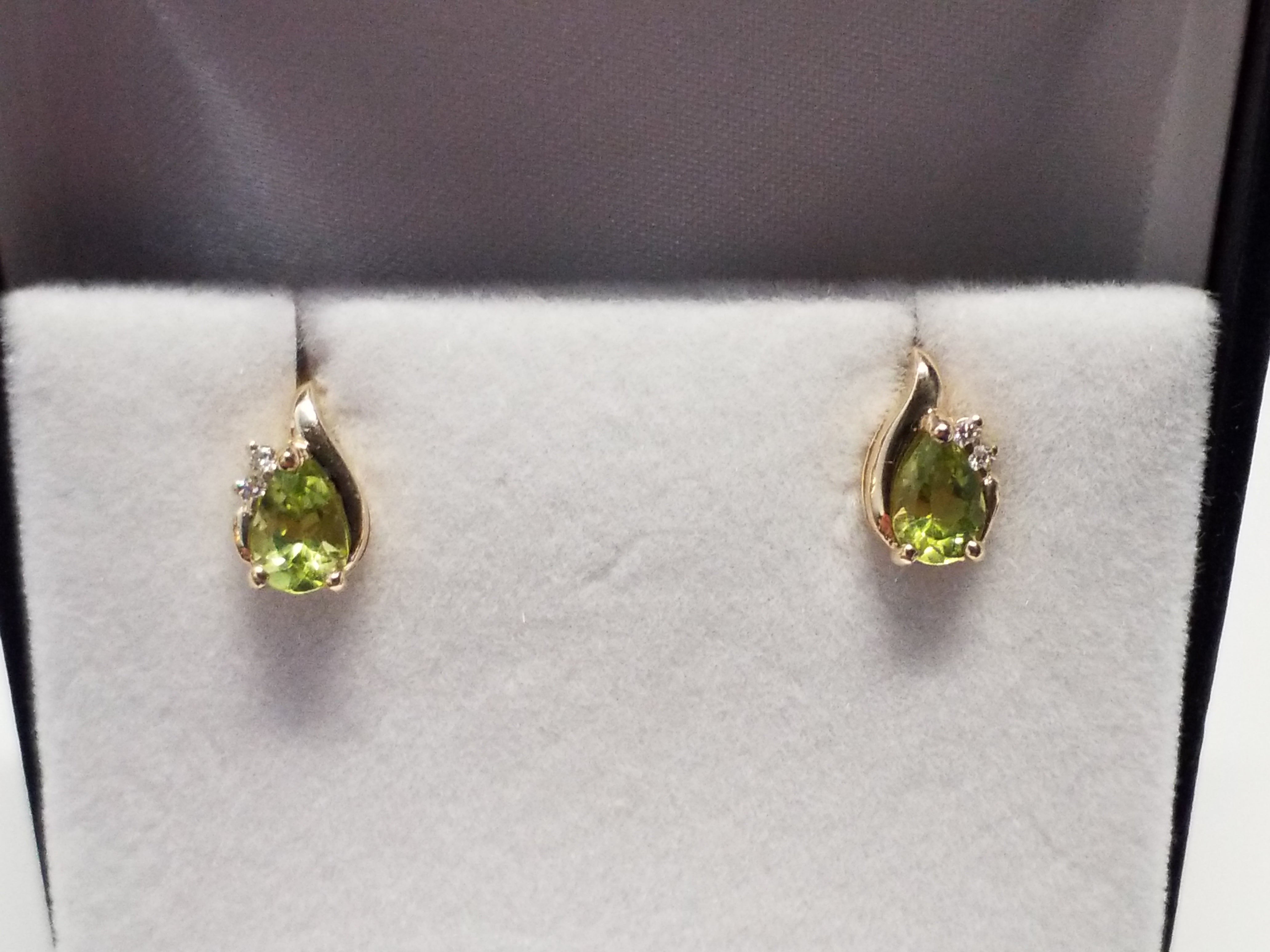 Pear Shape Cut Peridot Earring and Pendant Set with Diamonds