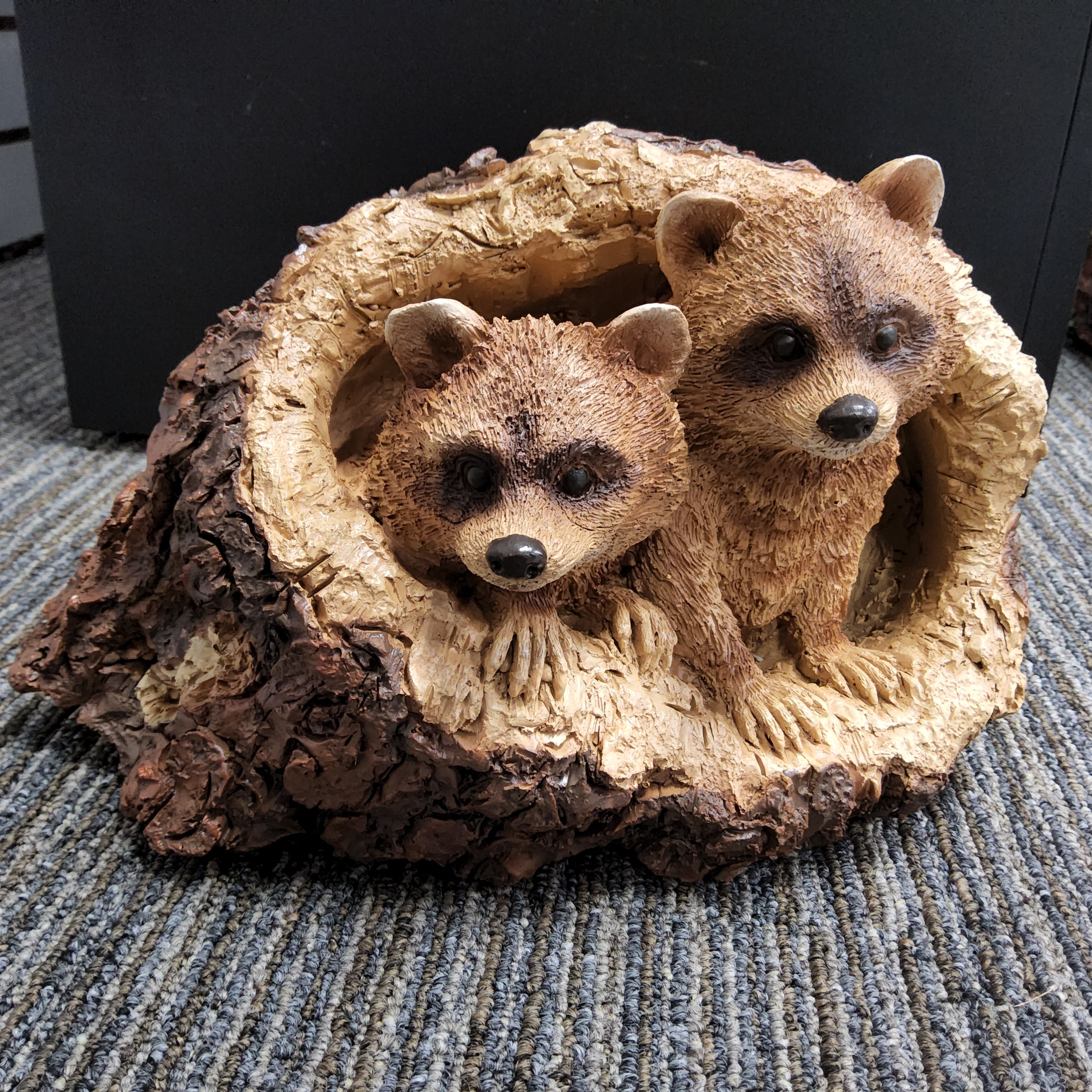 Raccoons Figurine in Simulated Tree Hole 14371
